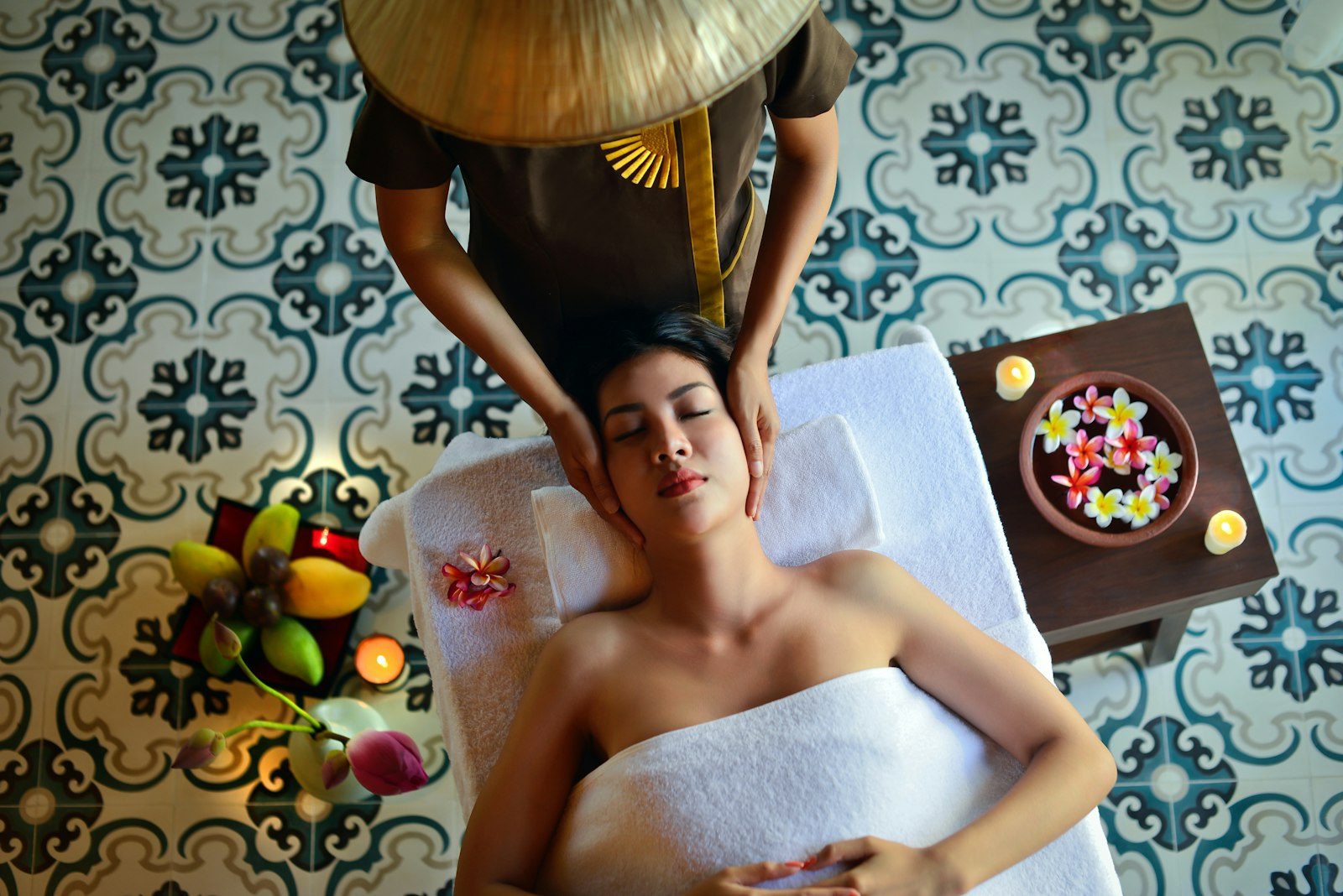 Ayurvedic therapy with flowers and herbal preparations